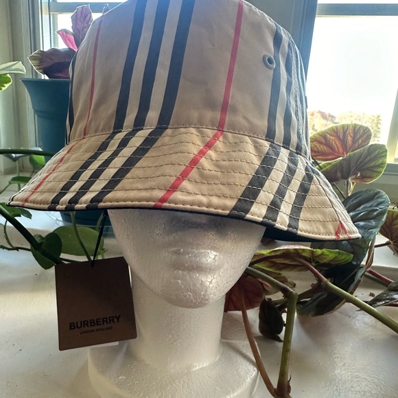 Authentic Burberry reversible bucket hat new with tag - Picture 1 of 4